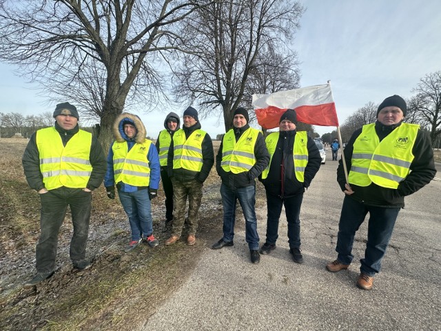 Rolnicy w powiatu sokólskiego protestowali na  skrzyżowaniu DK8 i DW671 pod Suchowolą. Na drogi powiatu wyjechało dziś setki ciągników.