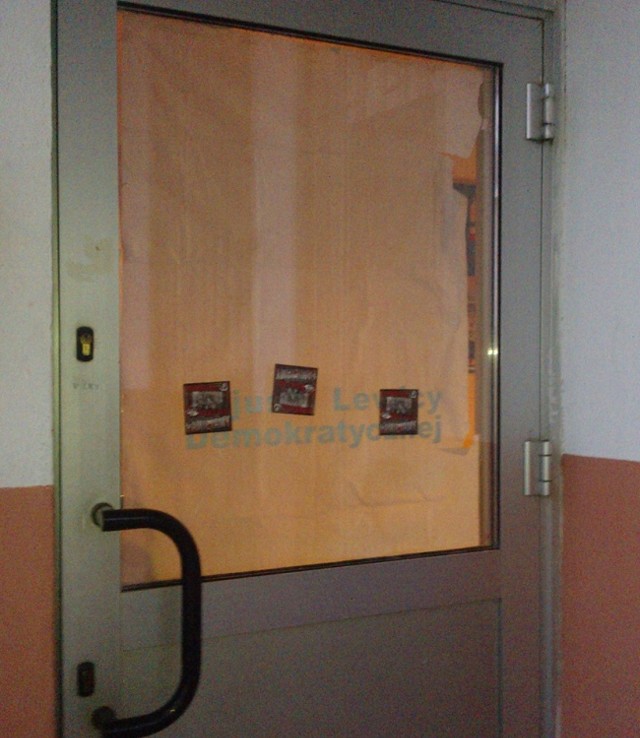 Biuro SLD w Kole. Naklejki na drzwiach siedziby Sojuszu Lewicy Demokratycznej