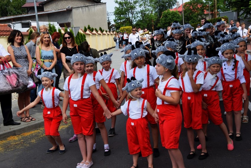 Olimpiada Dziecięcych Drużyn Pożarniczych 2019 w Wieruszowie. Parada uczestników [ZDJĘCIA, WIDEO]