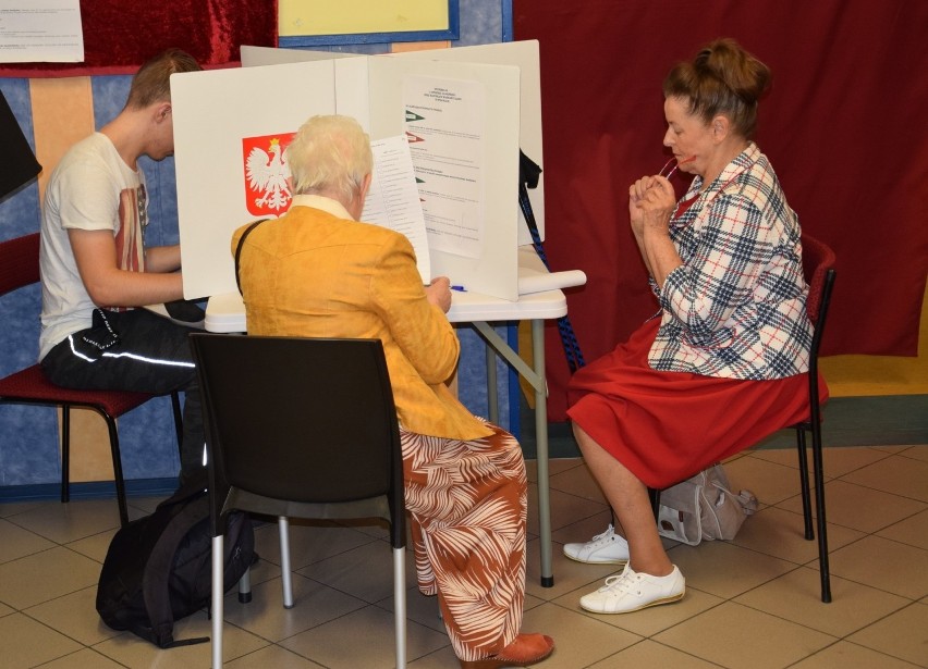 Mieszkancy Kędzierzyna-Koźla biorą udział w wyborach. Po południu w lokalach wyborczych pojawiło się dużo młodych ludzi
