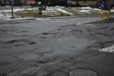 Jezdnia na ulicy Rabsztyńskiej w Olkuszu w tragicznym stanie. Dziury, pęknięcia, nierówności i łaty. Co z remontem? [ZDJĘCIA]