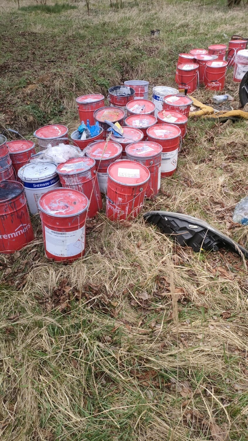 140 puszek z nieznaną substancją znaleziono na opuszczonej posesji. Strażacy zabezpieczyli teren