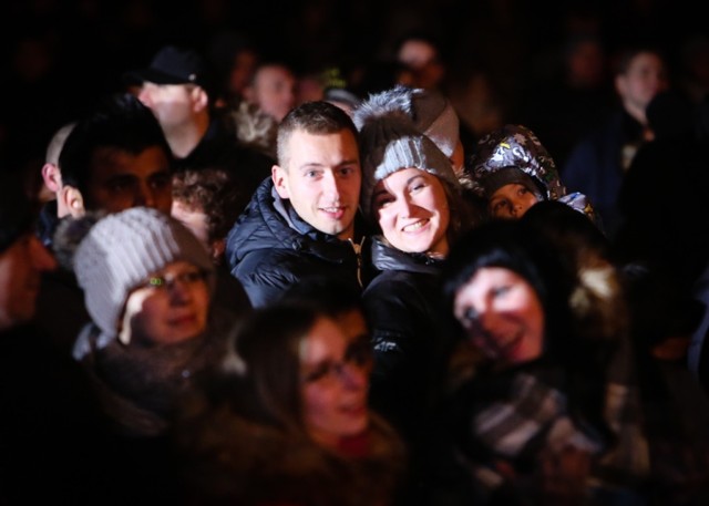 Roztańczony tłum witał Nowy, 2018 Rok na Jasnych Błoniach. Było naprawdę gorąco.

Z godziny na godzinę na Jasnych Błoniach pojawiało się coraz więcej imprezowiczów. Tuż przed północą można było zauważyć spore grypy osób kierujące się na miejską imprezę. Zabawa rozpoczęła się o godz. 21. Na scenie wystąpili: Jazzek b2b Miqro plus Dziubee Drummer, przed 22 zaśpiewał zespół Loka, a na godzinę przed północą tłumy do tańca porwał zespół Video. Szczecinianie doskonale znali słowa takich przebojów jak "Idę na plażę"; "Bella" czy "Wszytko jedno".

Koncert Video zakończył się na dziesięć minut przed północą, więc był jeszcze czas na składane życzeń. Na telebimie zostały odtworzone życzenia od prezydenta Piotra Krzystka dla mieszkańców. Po wspólnym odliczaniu, punktualnie o północy na niebie rozbłysły noworoczne fajerwerki.

Po pokazie sztucznych ogni na scenę wyszedł dj C-Bool. Impreza trwała jeszcze przez ponad godzinę. Mieszkańcy bawili się przy klubowych rytmach.