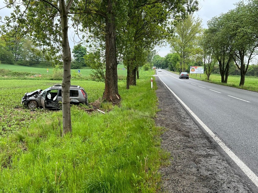 Wypadek w Gołogłowach na drodze DW 381. Dwie osobówki w...