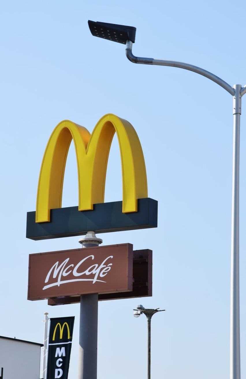 Wypadek w Sieradzu. Samochód wjechał w restaurację McDonald's w Sieradzu ZDJĘCIA