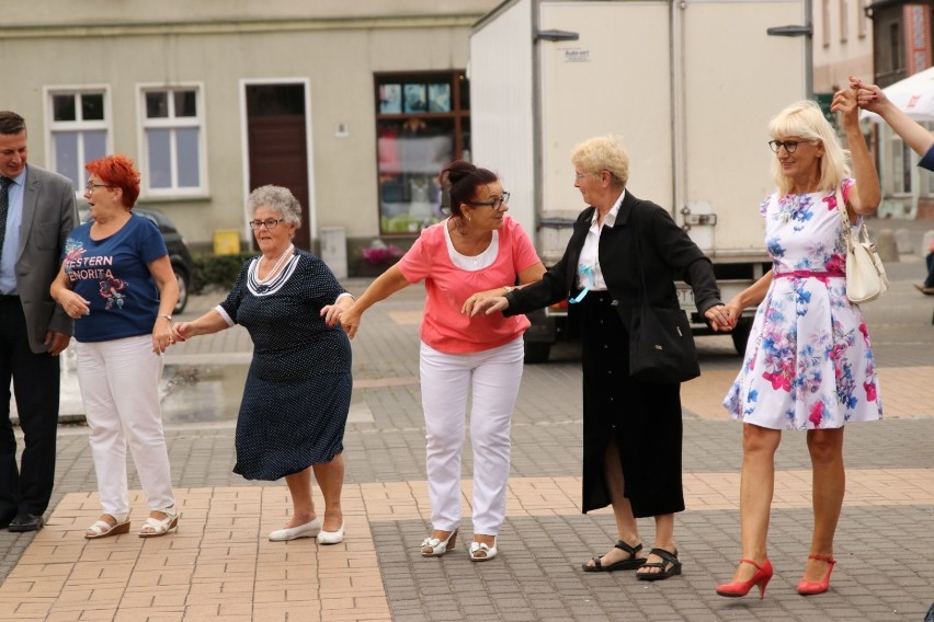 "Taniec uliczny" na Placu Paderewskiego w wykonaniu Kobiet Złotowszczyzny [FOTO, WIDEO]