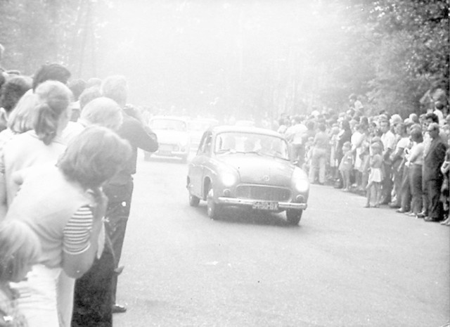 Parada "syrenek" w Przyjezierzu w latach 60. XX wieku