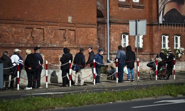 We wtorek trwały prace przy stawianiu szkieletu konstrukcji namiotu. W czwartek po raz pierwszy zaproszeni zostaną do niego potrzebujący.