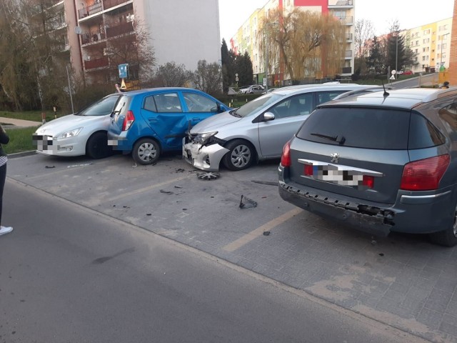 Peugeot uderzył w pięć zaparkowanych samochodów