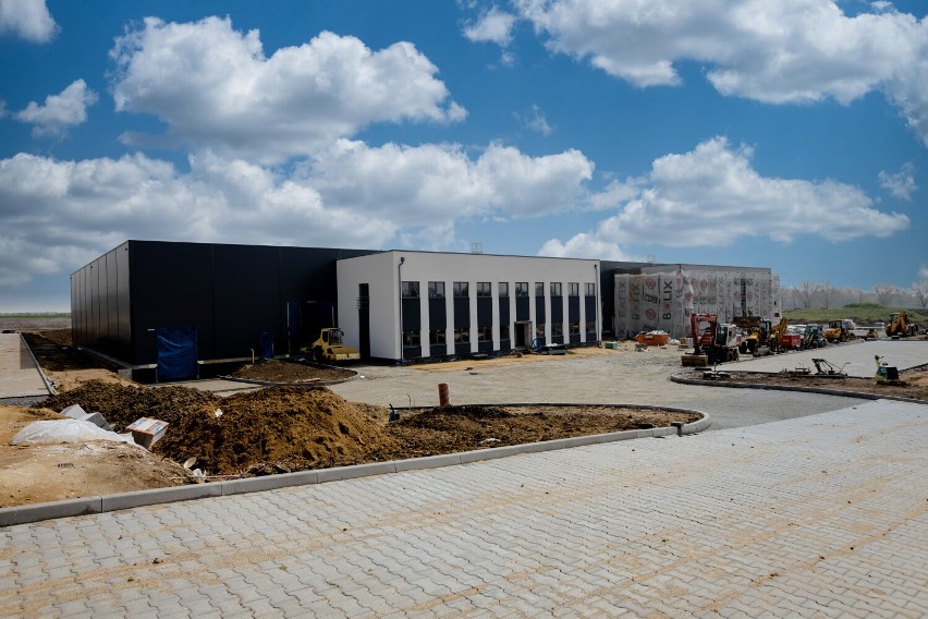 Zostały ostatnie dwa wolne moduły nowej hali WSSE w Ząbkowicach Śląskich. Wkrótce otwarcie