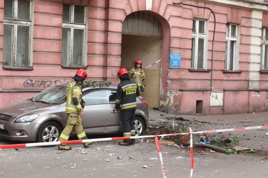 Tragiczny wypadek w Sosnowcu! Zerwał się balkon z kamienicy. Kobieta nie żyje, mężczyzna jest ciężko ranny