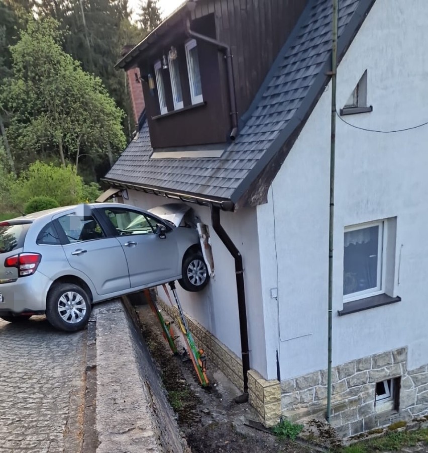 Samochód przebił ścianę domu w Polanicy - Zdroju. Jedna...
