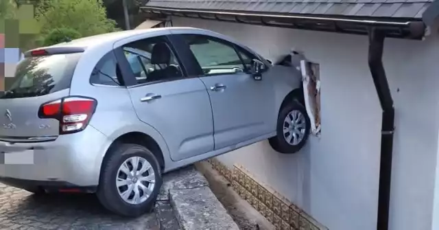 Samochód przebił ścianę domu w Polanicy - Zdroju