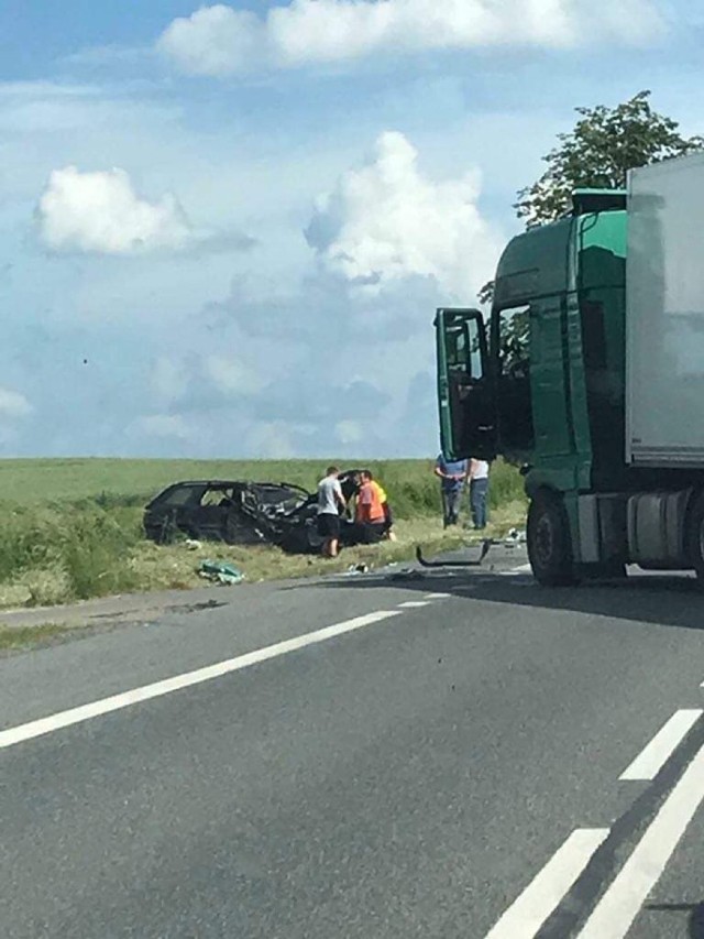 Końskowola. Zderzenie osobówki z ciężarówką. Utrudnienia na drodze