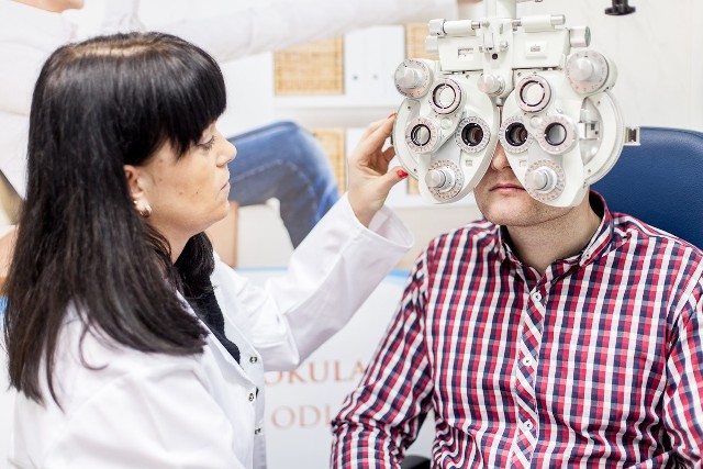 W dniach od 13 do 31 maja organizatorzy kampanii edukacyjnej zapraszają osoby po czterdziestce na bezpłatne badania ostrości wzroku do wybranych salonów optycznych.