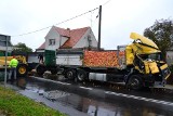 Wypadek w Jarocinie: Ciężarówką uderzył w drzewo [DUŻO ZDJĘĆ]
