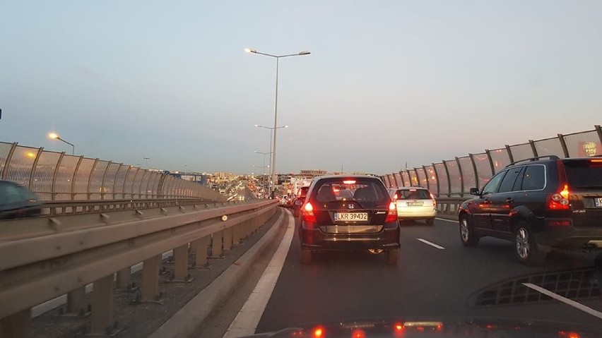 Duże utrudnienia w Krakowie i na autostradowej obwodnicy [ZDJĘCIA]