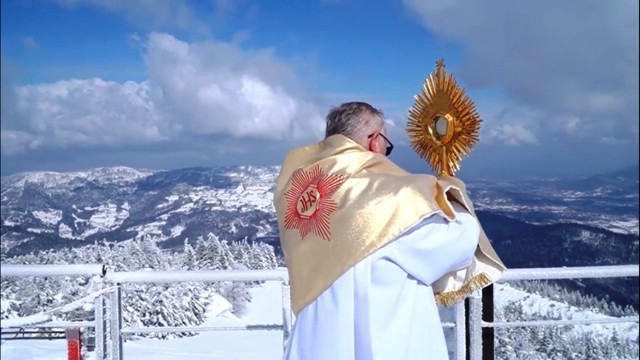 Ks. Andrzej Loranc udzielił błogosławieństwa Najświętszym Sakramentem ze szczytu Skrzycznego