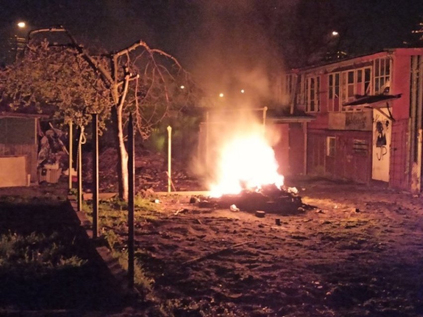 Pożar i spalanie śmieci przy ul. Jasnej w Wejherowie.  Straż Miejska prowadzi wyjaśnienia