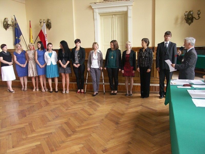 13 nauczycieli miejskich szkół i przedszkoli w Tomaszowie awansowało na wyższy stopień zawodowy.