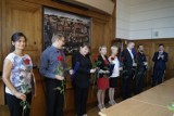 Siedmioro malborskich nauczycieli z awansem. Burmistrz wręczył akty mianowaniua