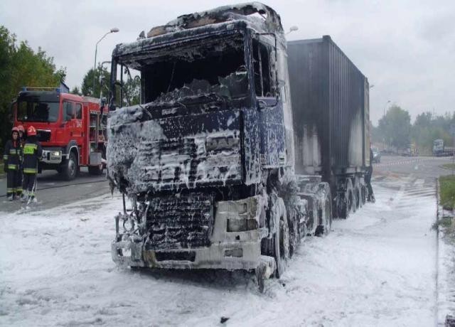 Po przybyciu na miejsce zdarzenia zastępów z JRG Nr 1 dowódca stwierdził, że pali się samochód ciężarowy wraz z naczepą. Pożar powstał wskutek zderzenia się dwóch pojazdów (ciężarowy DAF oraz VW Transporter). W wyniku wypadku nastąpił zapłon paliwa z rozszczelnionego zbiornika w samochodzie ciężarowym, co przyczyniło się do błyskawicznego rozwoju pożaru.