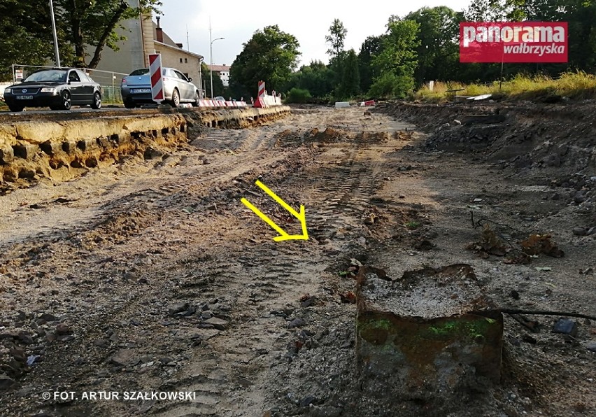 Pozostałości wyciętego słupa trakcji tramwajowej, odsłonięte...