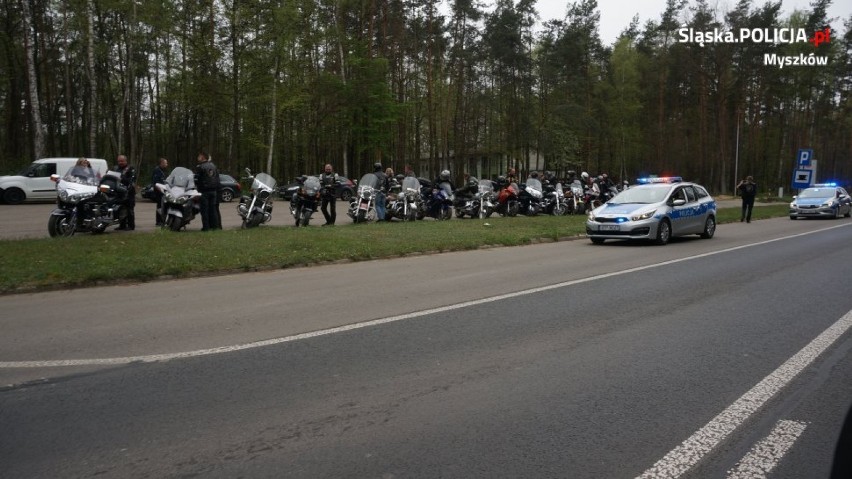 Myszków: „Patrz w lusterka. Motocykle są wszędzie” [ZDJĘCIA] Wspólna akcja policjantów i myszkowskich motocyklistów