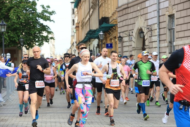 Biegacze na trasie 21. Cracovia Maratonu w niedzielę 14 kwietnia 2024 roku