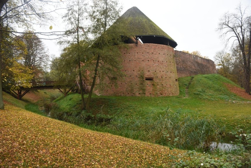 Zamek w Międzyrzeczu to średniowieczna twierdza obronna,...