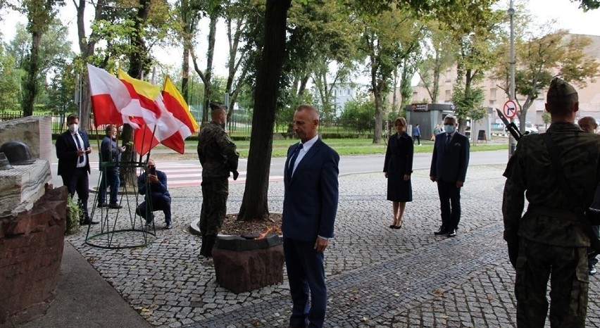 Inowrocław. W 81. rocznicę napaści Niemiec hitlerowskich na Polskę. Uroczystości pod Pomnikiem Obrońców Inowrocławia [zdjęcia]