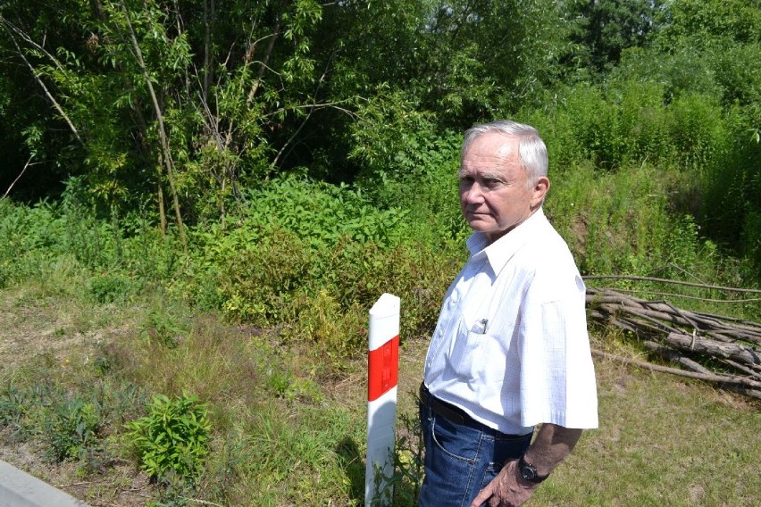 Alfred Widenka wskazuje na swoje zarośnięte działki. -...