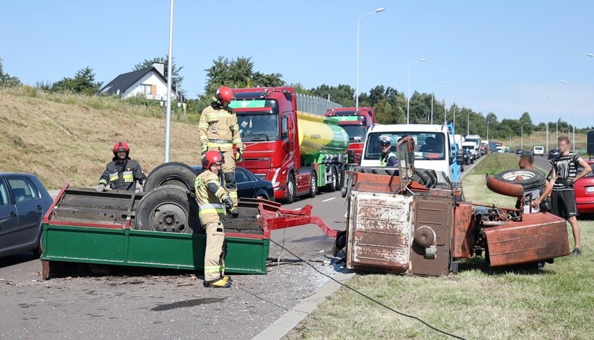 Na obwodnicy Przemyśla przewrócił się traktor z przyczepą [ZDJĘCIA, WIDEO]