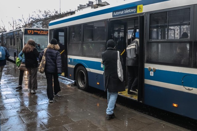 Uchodźcy mogą jeździć autobusami komunikacji miejskiej za darmo