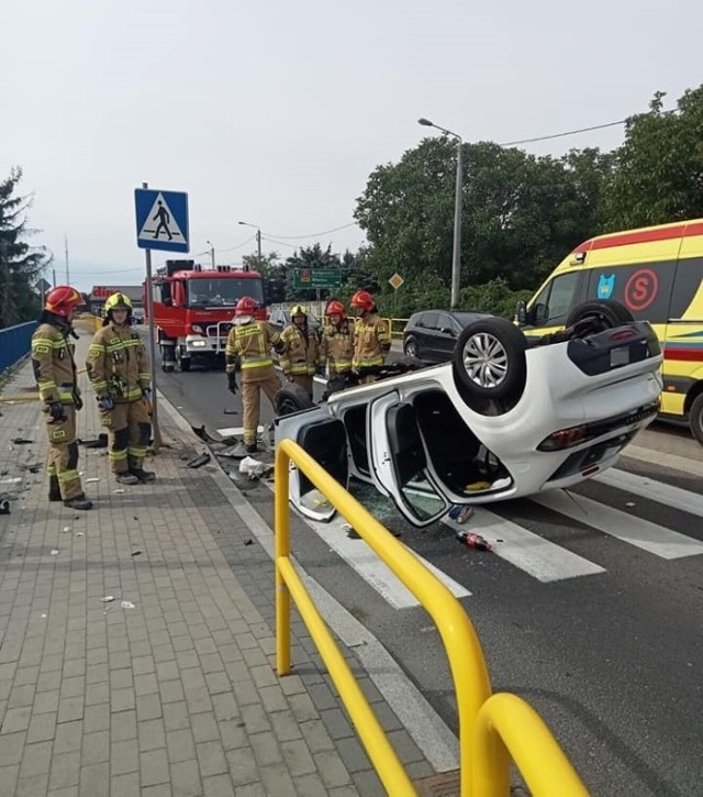 Dachowania samochodu osobowego na DK25 w Tryszczynie, w pobliżu Park Hotelu