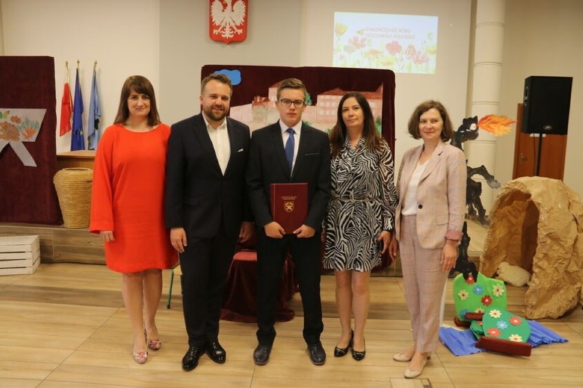 Nagrody prezydenta dla najlepszych uczniów w Starachowicach. Zobacz kto otrzymał pieniądze