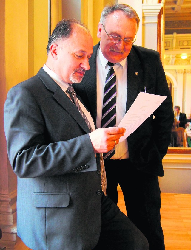 Pisemna interpretacja sprawy zwrotu dotacji na łącznik potwierdziła obawy opozycji, że miasto musiałoby płacić odsetki. Na zdj., od lewej radni Kazimierz Koprowski (PiS) i Tadeusz Mazur (Tarnowianie).
