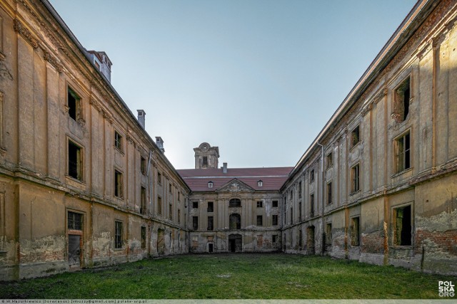 Wnętrza pałacowe w obiektywie Witolda Mazurkiewicza. Żarski zabytek w ruinie.