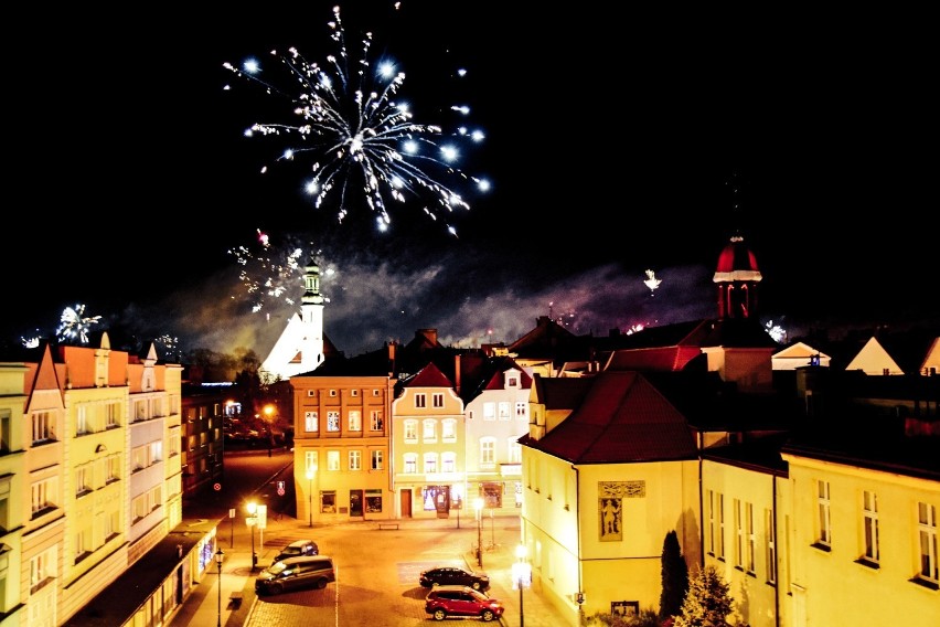 Przywitanie Nowego Roku 2021 w Żarach. Sztuczne ognie rozbłysły nad miastem
