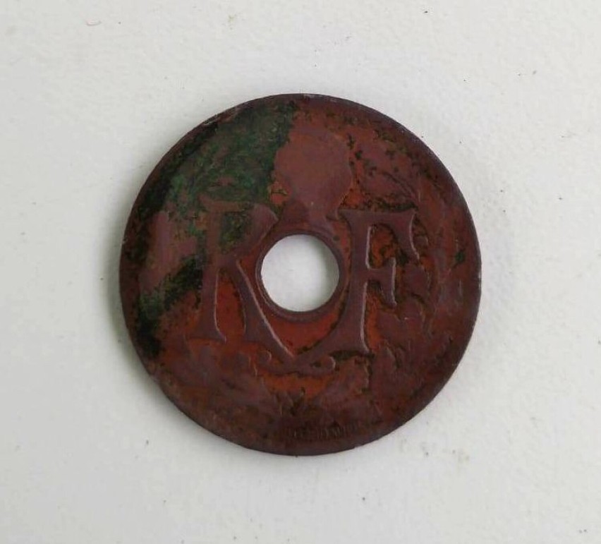 W ziemi z wykopów wyciągnięto  m.in. stare francuskie monety
