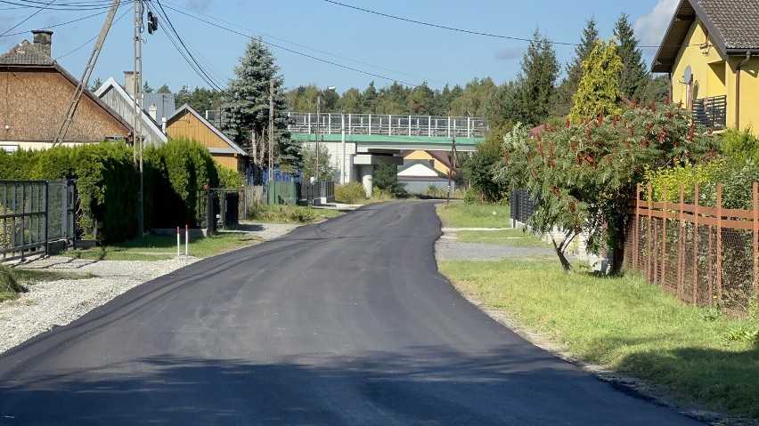Ulica Trakt Królewski w Mokrzyskach z nowym asfaltem