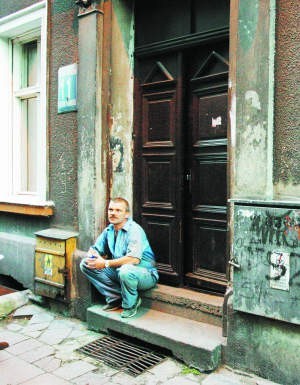 Waldemar Ratajczak od 5 lat próbuje wykupić mieszkanie komunalne. Nie czekając na decyzję miasta postanowił sam wyremontować swój lokal. Remontu ze strony miasta nie mógł się doczekać. Fot. Robert Kwiatek