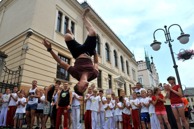 
Zobacz też: W Warszawie śpiewają, tańczą i walczą. Capoeira to idealna sztuka walki stworzona dla kobiet

Źródło: TVN24