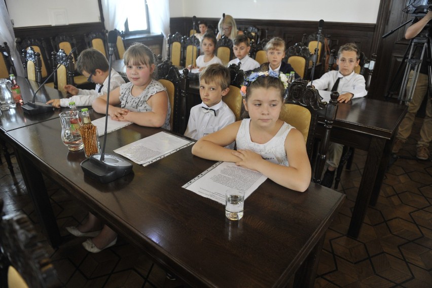 Dziecięca sesja rady miasta w rzeszowskim ratuszu [ZDJĘCIA]