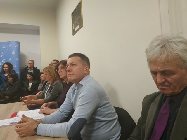 Od prawej: radni Andrzej Pancerz, Wojciech Piech i Iwona Mularczyk, a obok niezaproszona na spotkanie wiceprezydent Magdalena Majka