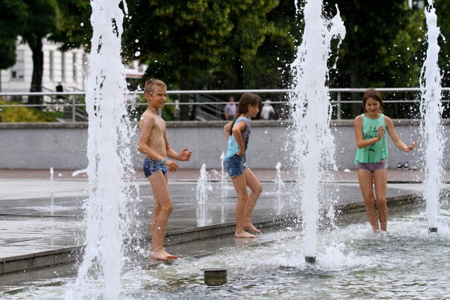 Lipiec, 2021, upały w Piotrkowie. Najmłodsi szukają ochłody w fontannie w parku Jana Pawła II