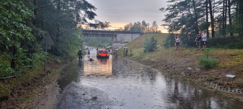 Ulewa w powiecie kościerskim [16.08.2022]. Zalane auta utknęły pod wiaduktem w Olpuchu! [ZDJĘCIA]