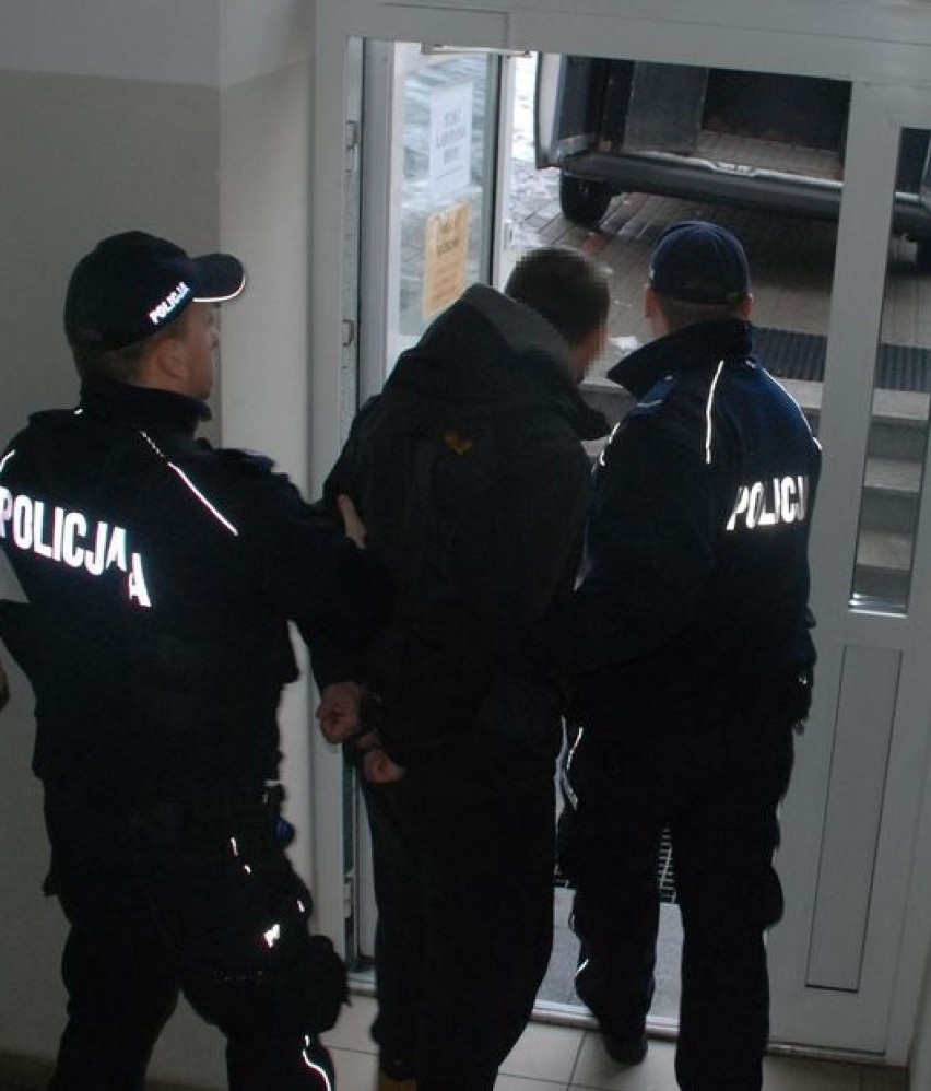 Znaleźli narkotyki za prawie 100 tys. złotych. Zatrzymano dwóch 31-latków na jednej z ulic w Bytowie