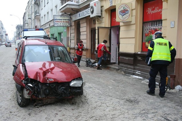 Na Jaracza potrącił pieszych i wjechał w kamienicę