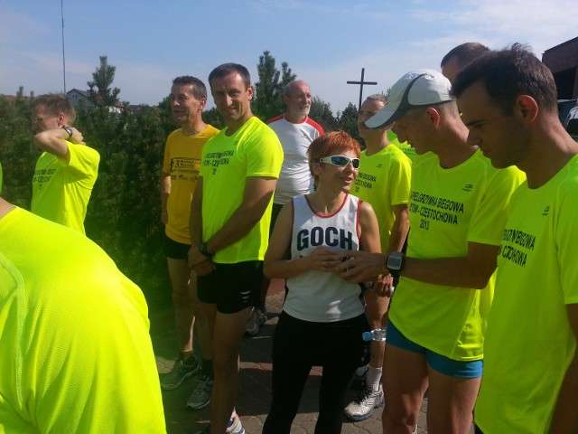 24 uczestników 24. raz wybiegło w niedzielę z Bytowa do Częstochowy